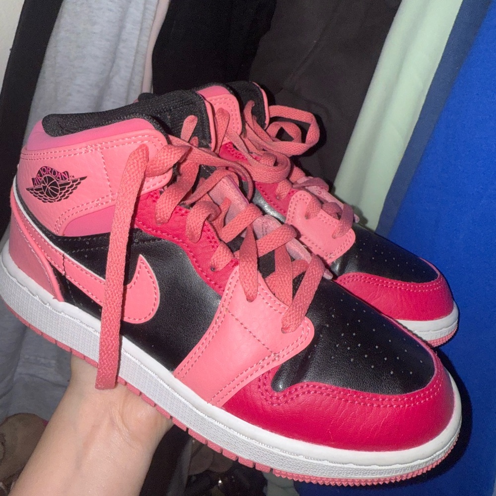 Nike Air Jordan Mid Tops! In color= Pink and Black. Size: 5.5 Women’s! (4Y) 🩷🖤🤍